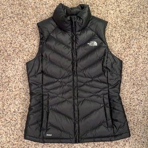 Like new women’s M north face vest black water resistant